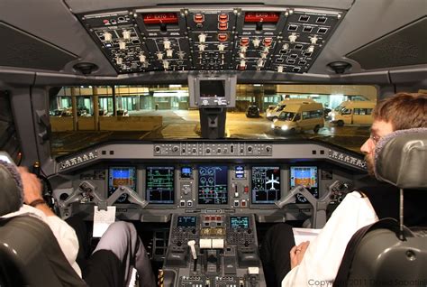 Comprehensive Guide to the Embraer 195 Cockpit: Controls, Avionics, and Systems