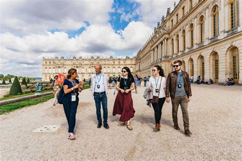 Engaging Tour Guide Versailles
