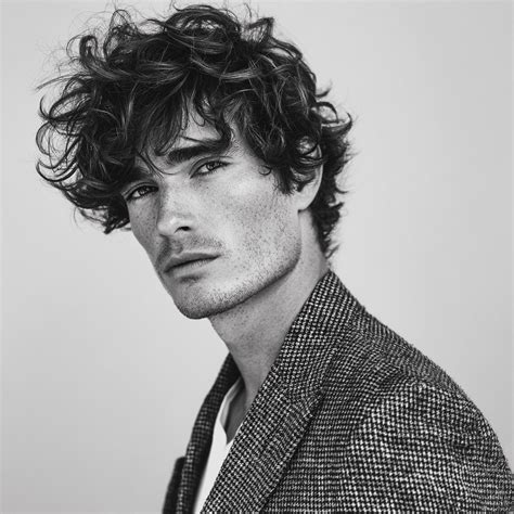 Essential Styling Tips for Medium Wavy Hair Men