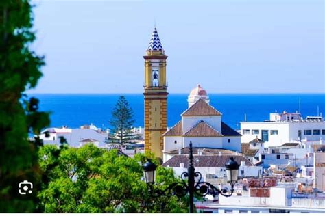 Vista de Estepona y Tánger alrededor del estrecho