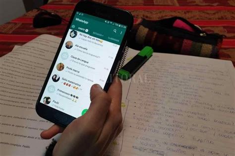 Grupo de WhatsApp para estudiantes con mensajes relacionados con la universidad