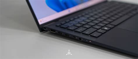 ExpertBook B9 display and performance