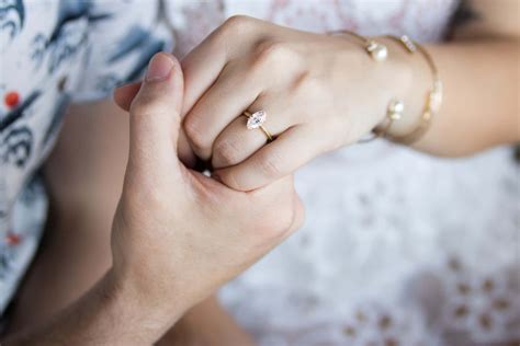 FAQs about Engagement Photos Hands