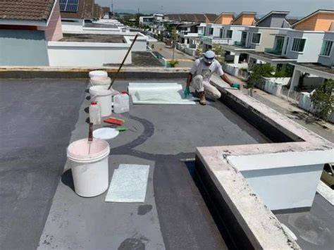 FRP防水工事の作業現場