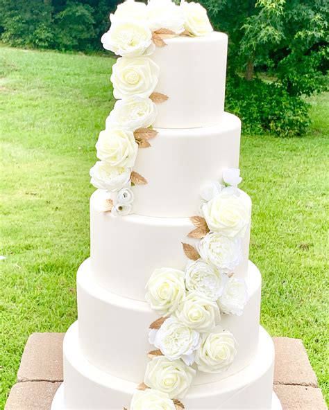 Faux-decadent: Exploring the Trend of Fake Wedding Cakes for a More Affordable and Stress-Free Celebration