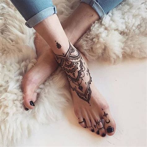 Henna tattoos on feet floral design 🌸 hennadesign 