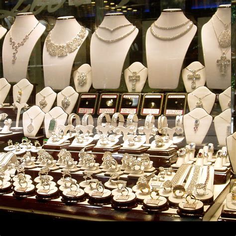 Find Out the Services Jewelry Buyers Usually Offer