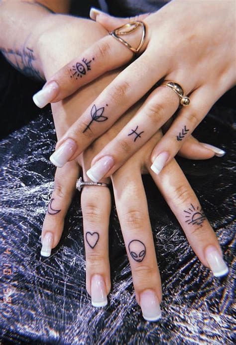 Pin by 𝚌𝚢𝚗 𝚊𝚗𝚐𝚎𝚕 on tatt inspo Tattoos, Hand tattoos for