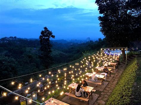 Floating Sky Café Lembang terbaru 2025 dengan pemandangan langit