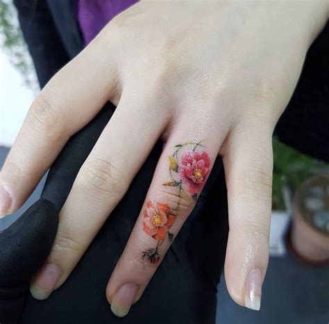 ¡45 ideas minúsculas significativas del tatuaje del dedo