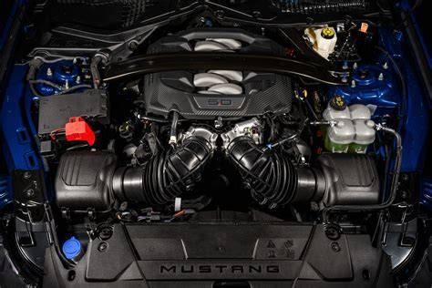 Ford Mustang 5 GT engine roaring to life