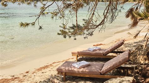 Formentor Lounge Amenities