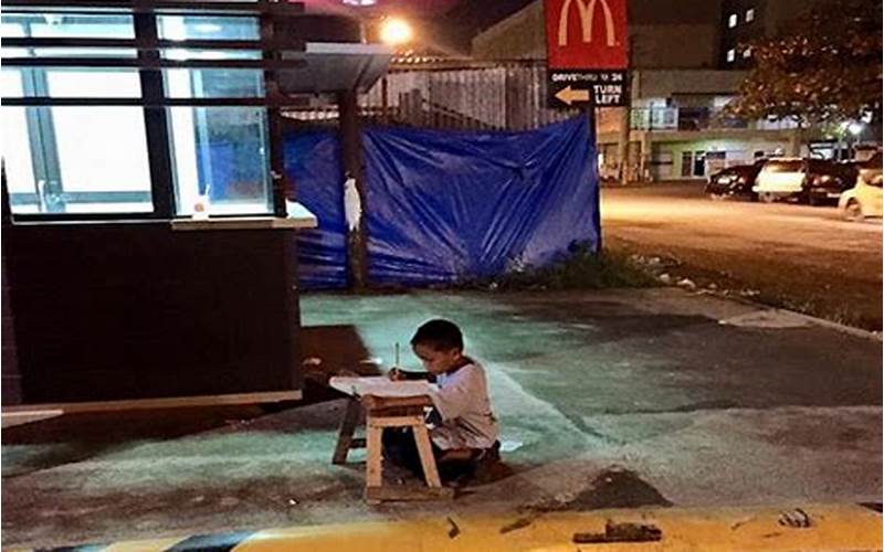 Foto Seorang Anak Di Pinggir Jalan