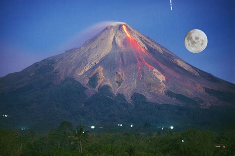 Foto menarik dengan latar belakang pemandangan gunung api