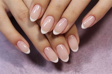 French Nails Unghie A Mandorla – The Perfect Nail Look For 2023