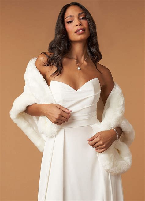 Exquisite Elegance: Arrive as a Princess in a Luxurious Fur Wrap to Shine as a Wedding Guest