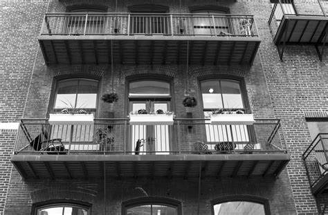 Gambar : hitam dan putih, Arsitektur, jalan, rumah besar, jendela