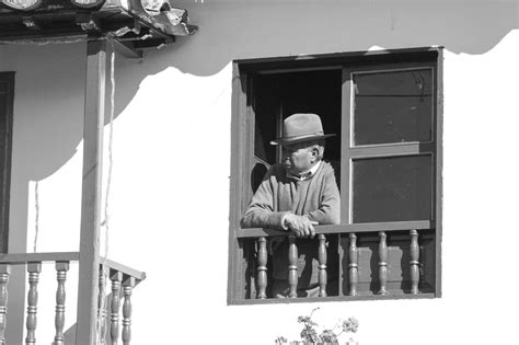 Gambar : hitam dan putih, orang-orang, jendela, balkon, topi, mebel