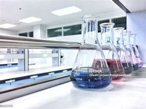 Gelas Erlenmeyer di Laboratorium Digunakan Untuk