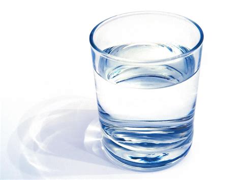 Gelas berisi air nada
