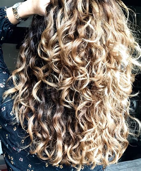 Get The Look: Natural and Long Wavy Curls Tutorial