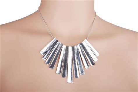 Get that Ravishing Look with Fashion Necklaces