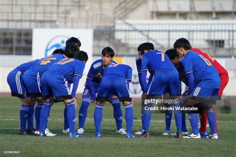 公式戦で激しく競り合う選手たち