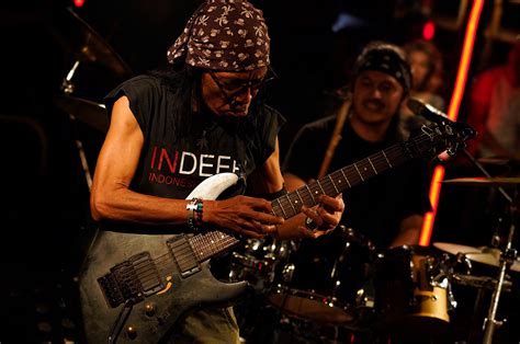 Gitar Toto Macau