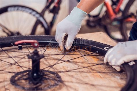 Glueless vs. Adhesive Options