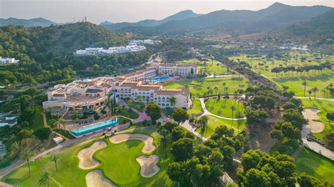 Unwind in Style: Uncover the Ultimate Golf Experience at Our Luxurious Hotel