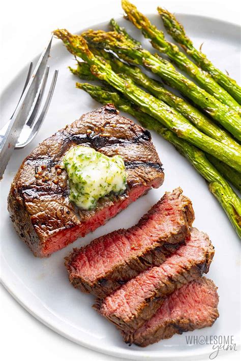 Grilled beef tenderloin slices with asparagus