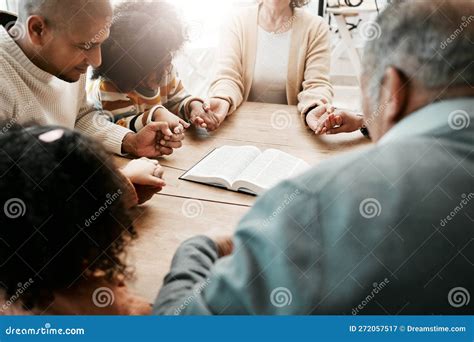 Groep mensen biddend