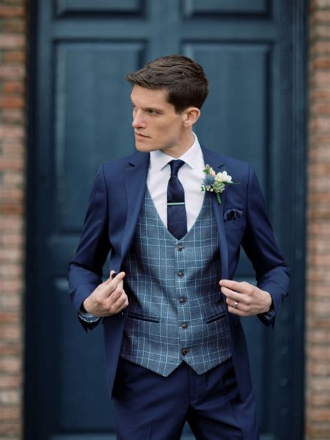 Dashing & Divine: Tips for Choosing Groom's Suits for Unforgettable Weddings