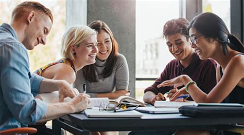 Imagen de un grupo de estudiantes estudiando juntos en una sala de la universidad