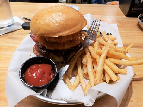 Savor Sumptuous Delights at Grub Kitchen and Bar in Katy – A Gastronomic Haven