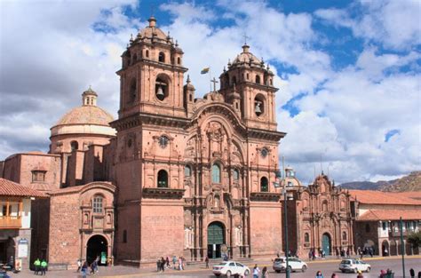 Guide Explaining Cusco History