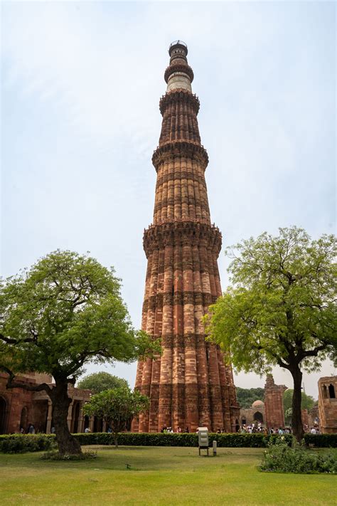 Guide Explaining Qutub Minar