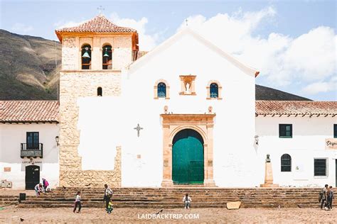 Guide explaining Villa de Leyva