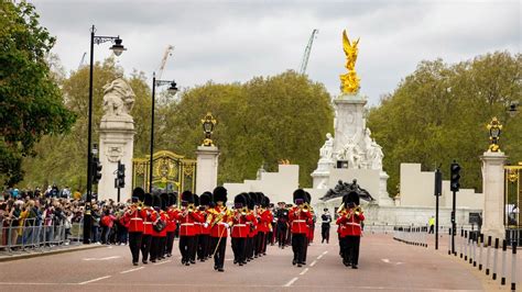 Tour guide explaining Changing of the Guard