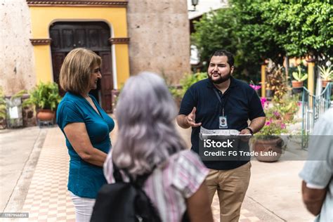 Guide talking to tourists
