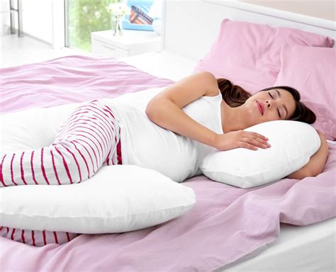 Gunakan Bantal yang Mendukung Perut saat Tidur untuk Mengurangi Tekanan pada Perut