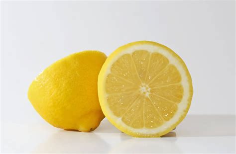 Gunakan Buah Lemon