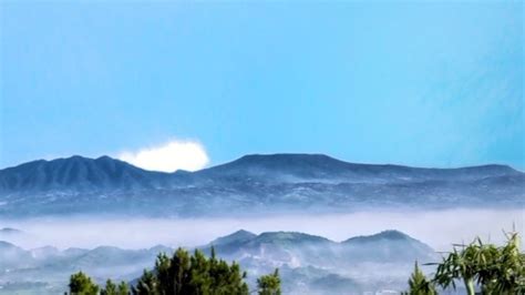 Gunung Perahu dengan latar belakang kabut