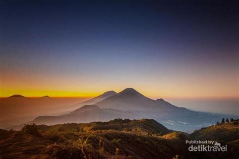 Gunung Prau Golden Sunrise