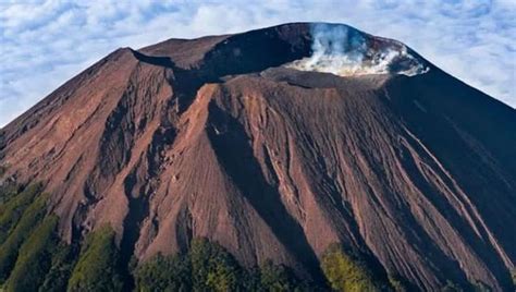 Gunung Slamet Diselimuti Awan