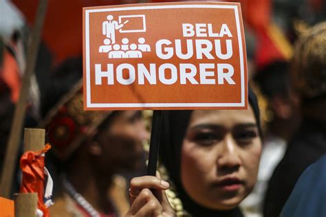 Guru Honorer In English