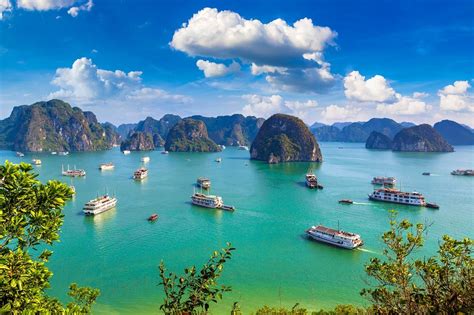 Ha Long Bay Scenery
