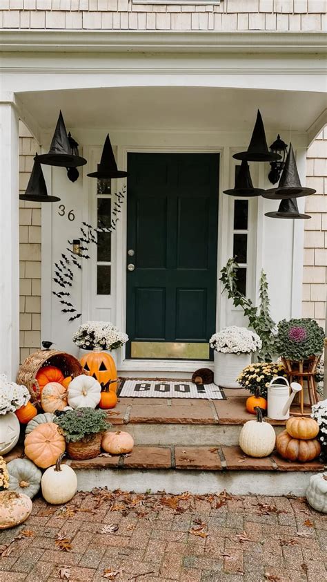 Spooky and stylish Halloween outdoor porch decor ideas, including a welcome sign, pumpkins, and lanterns
