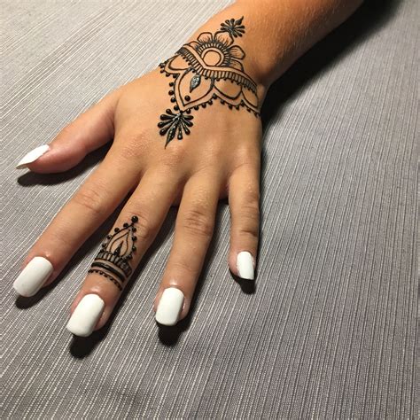 Pin by Anna Kathryn Carter on Henna Henna tattoo hand