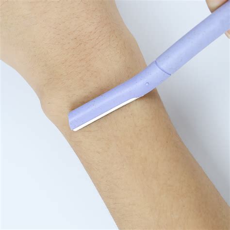 Handle Design and Grip of Eyebrow Razor